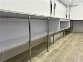 Hylder under bordpladen klapside Aeroline 422 salgsvogn